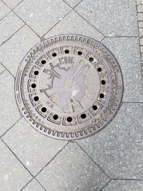 Téléchargement gratuit de Berlin Street Art Manhole - photo ou image gratuite à éditer avec l'éditeur d'images en ligne GIMP