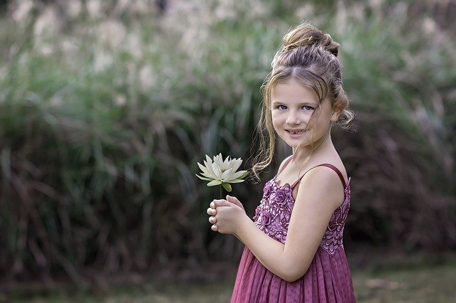 Download gratuito Child Portrait Girl Flower - foto o immagine gratuita da modificare con l'editor di immagini online di GIMP