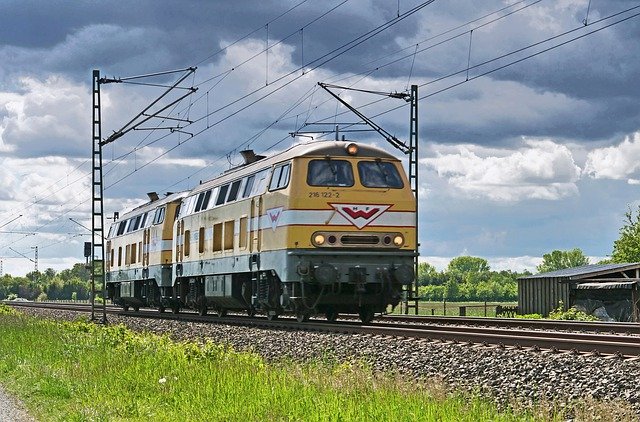 تنزيل مجاني Diesel Locomotive Couple Track - صورة أو صورة مجانية لتحريرها باستخدام محرر الصور عبر الإنترنت GIMP