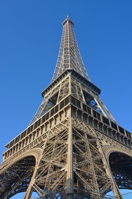 Tháp Eiffel: Hãy chiêm ngưỡng vẻ đẹp tuyệt vời của Tháp Eiffel, một trong những công trình kiến trúc đẳng cấp nhất thế giới. Từ đỉnh tháp, bạn có thể nhìn thấy toàn cảnh thành phố ánh sáng Paris rực rỡ. Không ngừng lên hình và để lại kỷ niệm đẹp tại đây.