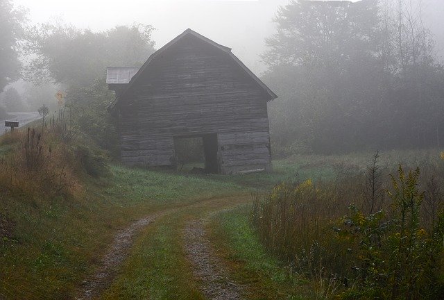 免费下载 Farmhouse Barn Fog - 可使用 GIMP 在线图像编辑器编辑的免费照片或图片