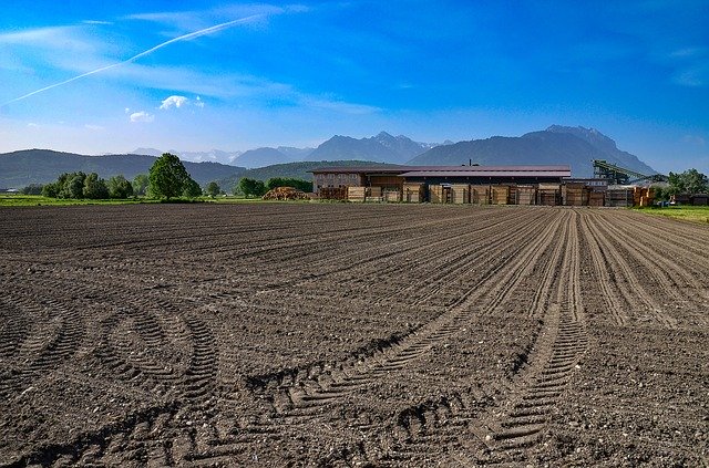 Бесплатно скачайте бесплатный шаблон фотографии Field Earth Landscape для редактирования с помощью онлайн-редактора изображений GIMP