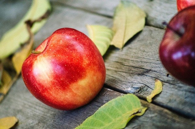 Free download fruit apples red organic vitamin free picture to be edited with GIMP free online image editor