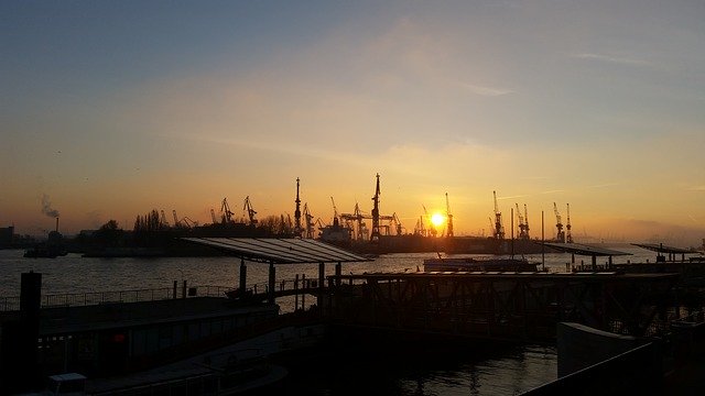 Téléchargement gratuit de Coucher de soleil sur le port de Hambourg - photo ou image gratuite à modifier avec l'éditeur d'images en ligne GIMP