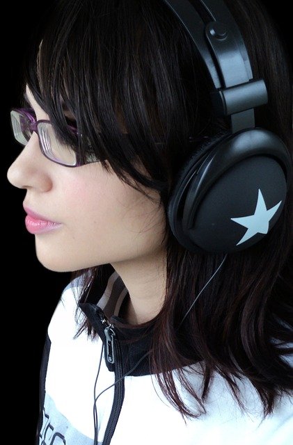 Free download headphones girl young audiophile free picture to be edited with GIMP free online image editor