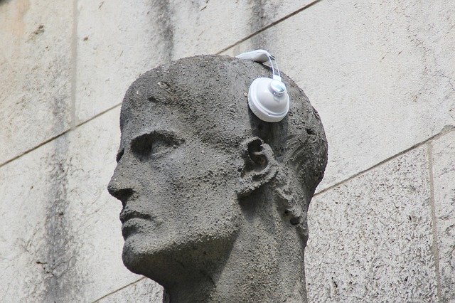 Téléchargement gratuit de Headphones Statue Sculpture - photo ou image gratuite à modifier avec l'éditeur d'images en ligne GIMP