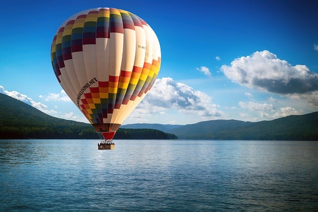 Free download hot air balloon balloon lake free picture to be edited with GIMP free online image editor