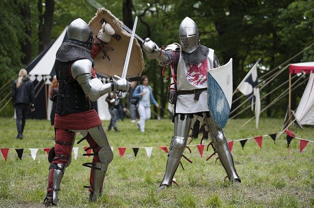 Téléchargement gratuit de l'épée du casque des chevaliers - photo ou image gratuite à éditer avec l'éditeur d'images en ligne GIMP