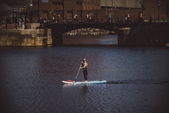 Скачать бесплатно Man Kayaking In Albert Docks - бесплатное фото или изображение для редактирования с помощью онлайн-редактора GIMP