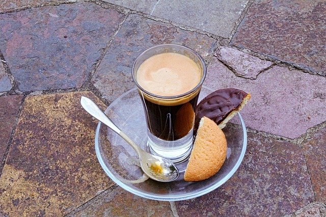 قم بتنزيل Morning Coffee Cup Glass - صورة مجانية أو صورة مجانية ليتم تحريرها باستخدام محرر الصور عبر الإنترنت GIMP