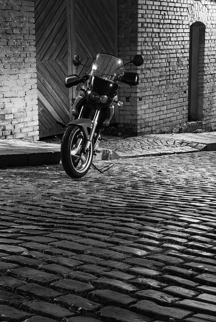 دانلود رایگان Motorbike Monochrome City - عکس یا تصویر رایگان قابل ویرایش با ویرایشگر تصویر آنلاین GIMP