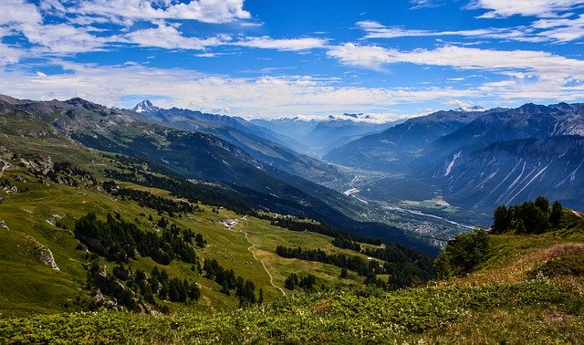 Téléchargement gratuit Mountain Valley Landscape - photo ou image gratuite à éditer avec l'éditeur d'images en ligne GIMP