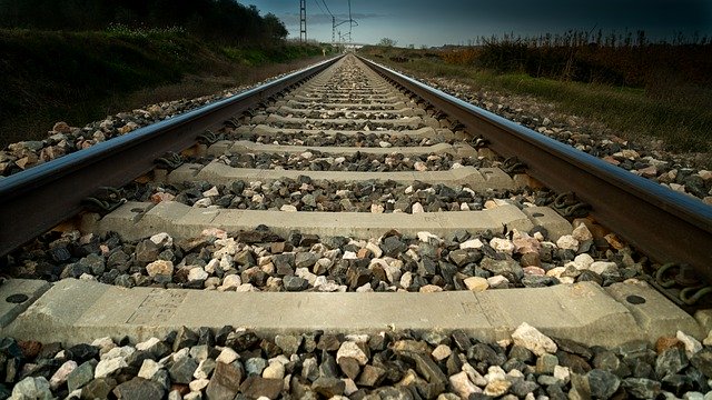 ดาวน์โหลดฟรี Pathways Path Railway - ภาพถ่ายหรือรูปภาพฟรีที่จะแก้ไขด้วยโปรแกรมแก้ไขรูปภาพออนไลน์ GIMP