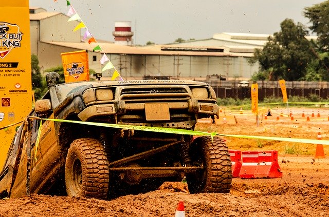 Безкоштовно завантажте Pickup Truck Racing 4X4 - безкоштовну фотографію або малюнок для редагування за допомогою онлайн-редактора зображень GIMP