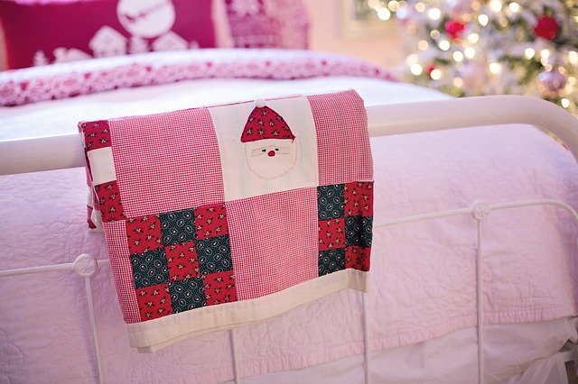 Free download Quilt On Bed Christmas -  free photo or picture to be edited with GIMP online image editor