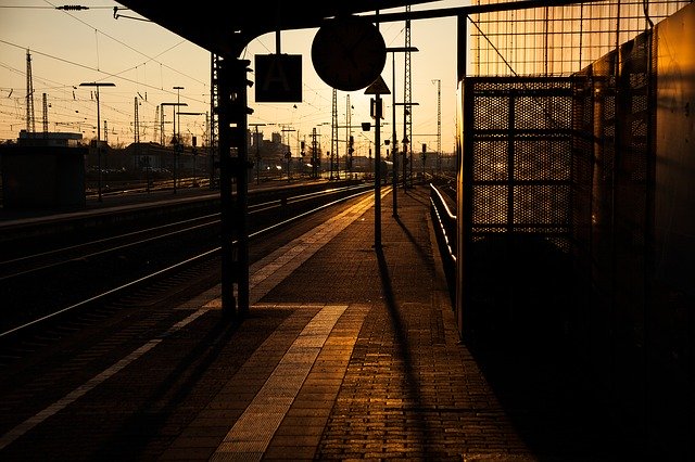 Téléchargement gratuit de Railway Station Sunset Landscape - photo ou image gratuite à éditer avec l'éditeur d'images en ligne GIMP