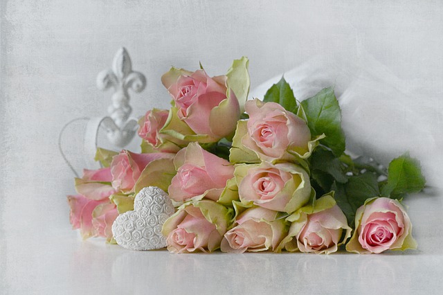 Free download roses flowers crown heart pink free picture to be edited with GIMP free online image editor