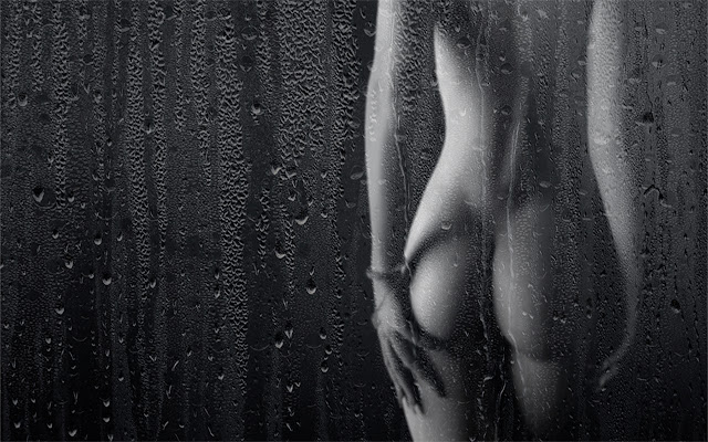 Girl Naked Back Water droplets  from Chrome web store to be run with OffiDocs Chromium online