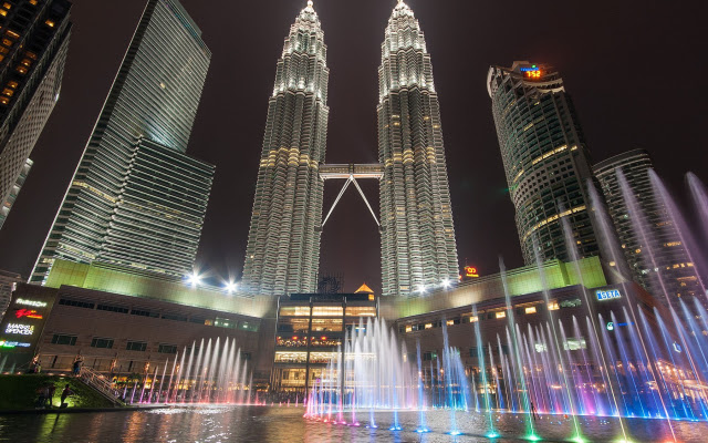 Petronas Twin Tower Water Fountain  from Chrome web store to be run with OffiDocs Chromium online