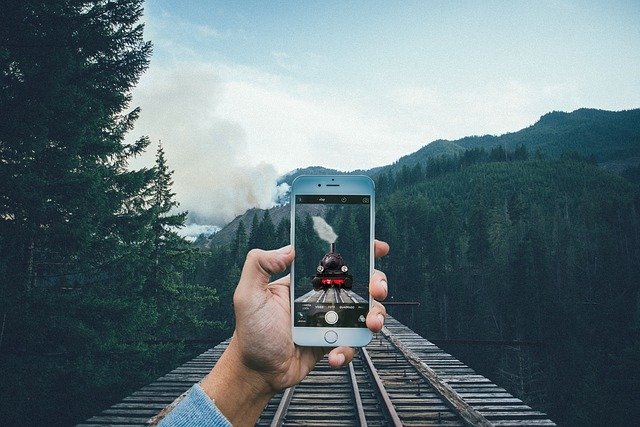 Download gratuito Train Iphone Smartphone - foto o immagine gratuita da modificare con l'editor di immagini online GIMP