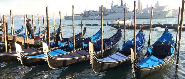 Baixe gratuitamente Venice Water Boats - foto ou imagem gratuita a ser editada com o editor de imagens online do GIMP