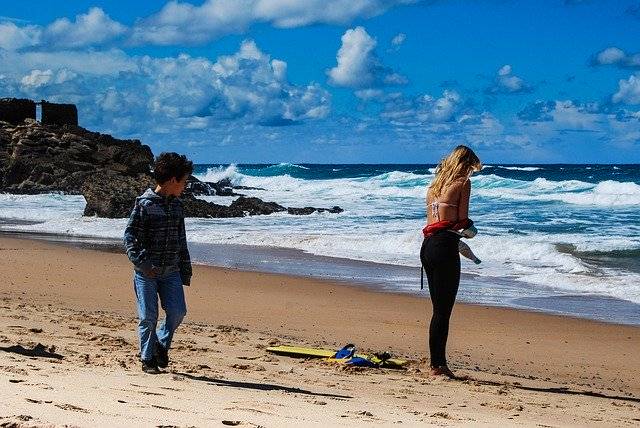 دانلود رایگان Beach Girl Getting Ready - عکس یا تصویر رایگان برای ویرایش با ویرایشگر تصویر آنلاین GIMP