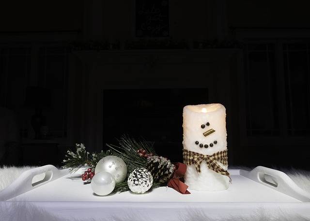 Muat turun percuma templat foto percuma Black Background Snowman Candle untuk diedit dengan editor imej dalam talian GIMP