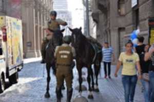 Descarga gratuita de fotos o imágenes de Soldados chilenos a caballo en Santiago para editar con el editor de imágenes en línea GIMP