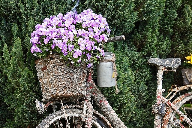 Unduh gratis Gartendeko Old Bicycle Nostalgia - foto atau gambar gratis untuk diedit dengan editor gambar online GIMP