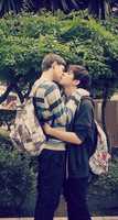 Scarica gratis Gay Teens Kissing in Greenspace foto o foto gratis da modificare con l'editor di immagini online GIMP