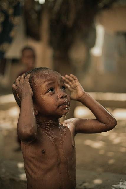 Téléchargement gratuit d'une image gratuite d'eau de bain d'enfant heureux africain à modifier avec l'éditeur d'images en ligne gratuit GIMP