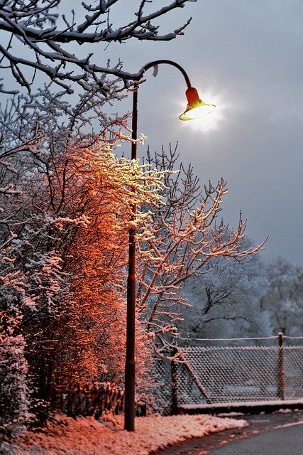 Téléchargement gratuit de Lantern Lamp Post Winter - photo ou image gratuite à modifier avec l'éditeur d'images en ligne GIMP