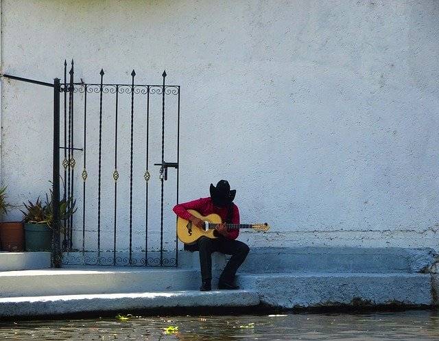 Téléchargement gratuit Mexique Musician Guitar - photo ou image gratuite à éditer avec l'éditeur d'images en ligne GIMP