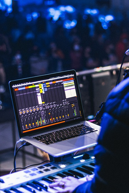 Descarga gratuita de música, teclado para computadora portátil, imagen gratuita de ableton para editar con el editor de imágenes en línea gratuito GIMP