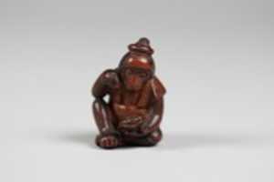 Descărcați gratuit Netsuke of Monkey Examining Turtle fotografie sau imagini gratuite pentru a fi editate cu editorul de imagini online GIMP