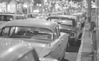 הורדה חינם NO_12-21-1965_christmas_scenes_on_streets_Fr09 תמונה או תמונה בחינם לעריכה עם עורך התמונות המקוון GIMP