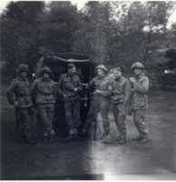 Muat turun percuma Pegawai Kadet Relaxing After An Exercise, Intake 35, Dettingen Company, Royal Military Academy, Sandhurst, 1965 foto atau gambar percuma untuk diedit dengan editor imej dalam talian GIMP