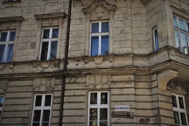 Kostenloser Download Old Houses Bratislava Window The - kostenloses Foto oder Bild zur Bearbeitung mit GIMP Online-Bildbearbeitung