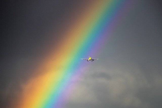 Unduh gratis Plane Rainbow Flight - foto atau gambar gratis untuk diedit dengan editor gambar online GIMP