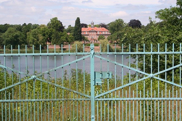 Téléchargement gratuit Private Fence Lake - photo ou image gratuite à éditer avec l'éditeur d'images en ligne GIMP