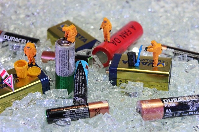 Kostenloser Download von Recycling-Batterie-Miniaturfiguren, kostenloses Bild, das mit dem kostenlosen Online-Bildeditor GIMP bearbeitet werden kann