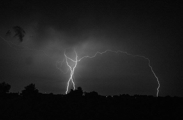 Descarga gratuita Storm Lightning Nature: foto o imagen gratuita para editar con el editor de imágenes en línea GIMP