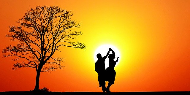 Descarga gratuita Sunset Dance Silhouette: ilustración gratuita para editar con el editor de imágenes en línea GIMP