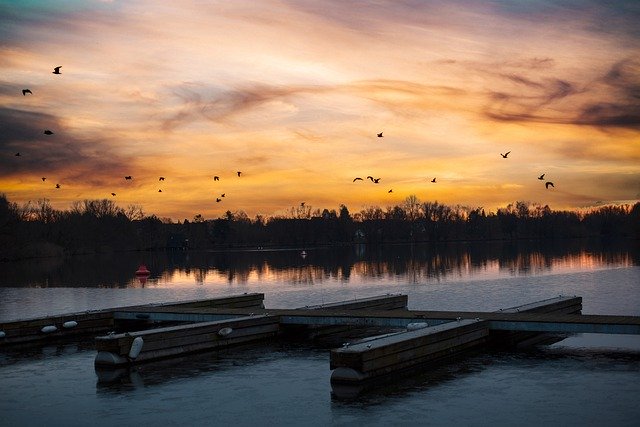 Amarrage graphique gratuit du coucher du soleil sur le lac dramatique à éditer par l'éditeur d'images gratuit GIMP par OffiDocs