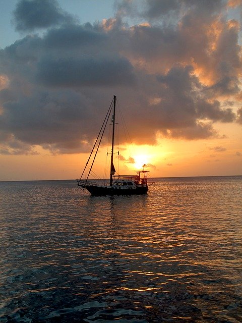 Téléchargement gratuit de Sunset Sailboat Boat - photo ou image gratuite à éditer avec l'éditeur d'images en ligne GIMP