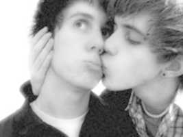 ດາວ​ໂຫຼດ​ຟຣີ Two Gay Teens Kissing - ການ​ຖ່າຍ​ຮູບ​ຟຣີ​ຮູບ​ພາບ​ຫຼື​ຮູບ​ພາບ​ທີ່​ຈະ​ໄດ້​ຮັບ​ການ​ແກ້​ໄຂ​ກັບ GIMP ອອນ​ໄລ​ນ​໌​ບັນ​ນາ​ທິ​ການ​ຮູບ​ພາບ