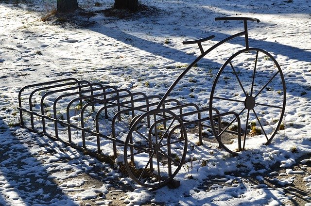 Descarga gratuita Winter Bike Parking: foto o imagen gratuita para editar con el editor de imágenes en línea GIMP