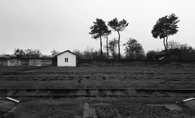 Téléchargement gratuit de la gare abandonnée Black And - photo ou image gratuite à éditer avec l'éditeur d'images en ligne GIMP