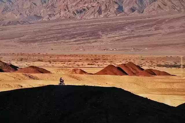 قم بتنزيل صورة مجانية لسائق الدراجة ورمال الصحراء مجانًا لتحريرها باستخدام محرر الصور المجاني عبر الإنترنت GIMP