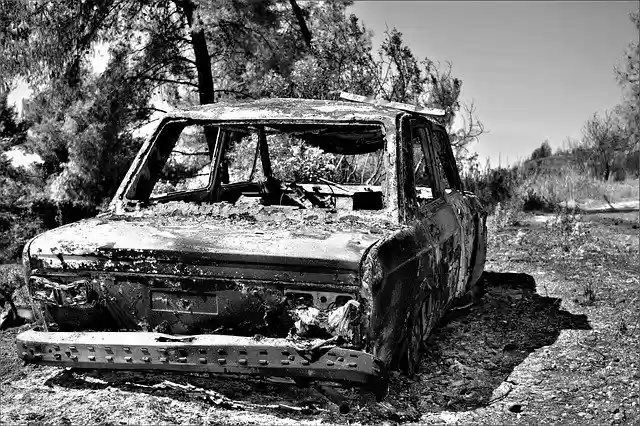 Descărcați gratuit șablonul foto gratuit Burned-Out Car pentru a fi editat cu editorul de imagini online GIMP